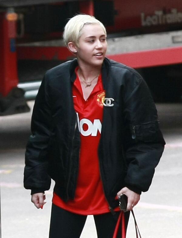 Great to see @MileyCyrus showing her colours while on tour in the UK. #mufc