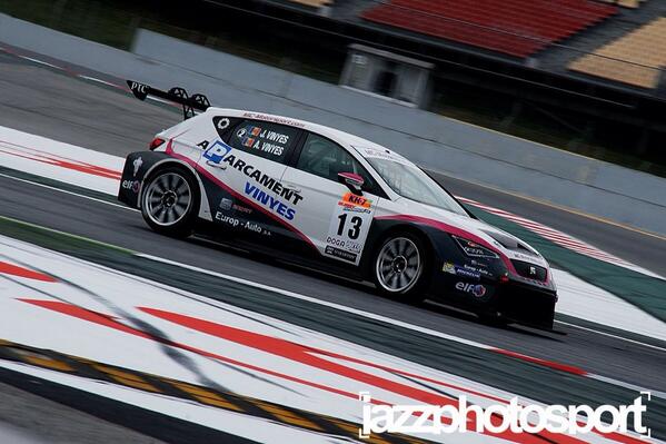 JazzPhotoSport's tweet photo. En el @Circuitcat_es pudimos disfrutar de los nuevos Seat León #CER http://t.co/56JYhyXCex