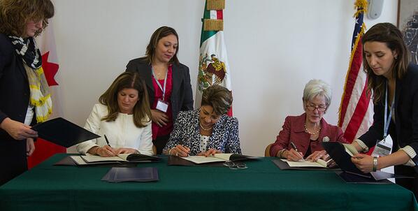 Great #WHA67 trilateral with <a href="/_MJuan_/">Mercedes Juan</a> &amp; @MinRonaAmbrose. Signed declaration to expand sharing health emergency info.