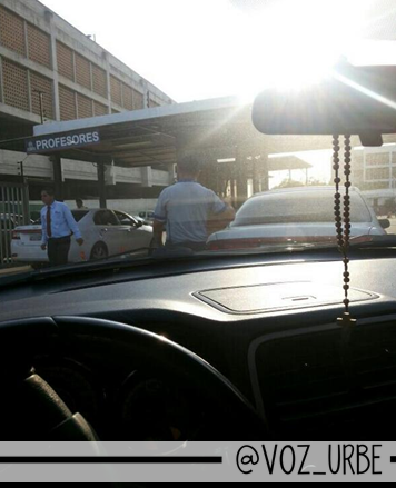 ESPERANZA__VZLA's tweet photo. En la URBE están revisando hasta el motor de los carros antes de entrar al campus universitario. #20MY #Maracaibo http://t.co/KpImQcvidB