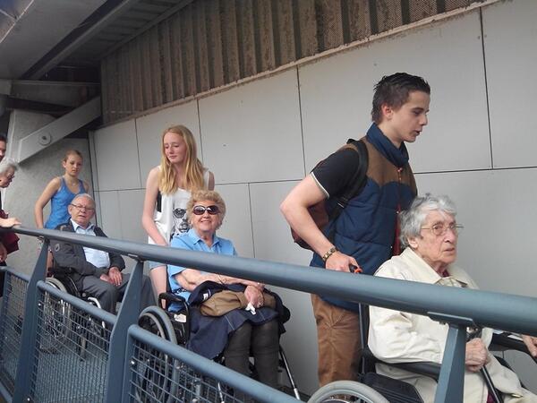 De hieros stellen zich vandaag op als behulpzame begeleiders en geven de ouderen n topdag! <a href="/HierosNL/">Hiero's</a> @necdoelbewust