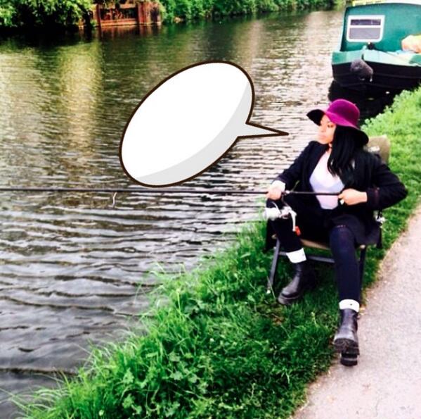 NeonJungleMusic's tweet photo. #NeonChat What do you think Amira is saying to the fish? - NJHQ x http://t.co/YSZDtGFVv2