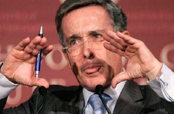 Jairo4valbuena's tweet photo. Uribe hizo el ridículo en Twitter ante video de Santos http://t.co/vcH42uKWGk http://t.co/HYbDcUHyJr