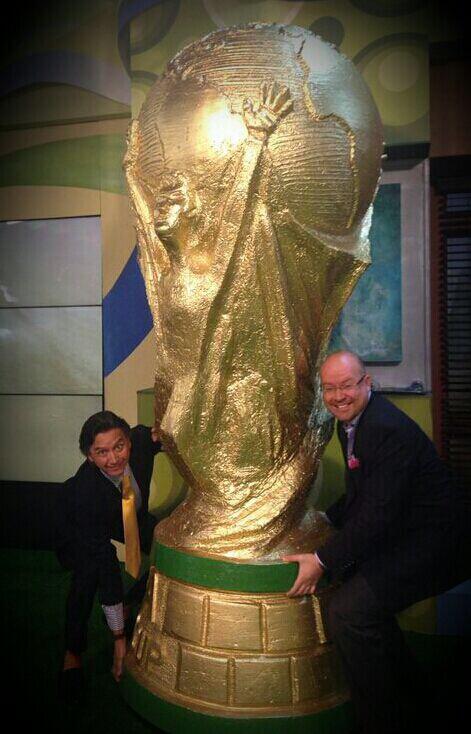 BuenDiaColrcn's tweet photo. Algunos se quieren llevar la copa para su casa @juanpapuchis @drjairoquintana http://t.co/sBiy9PDaAl