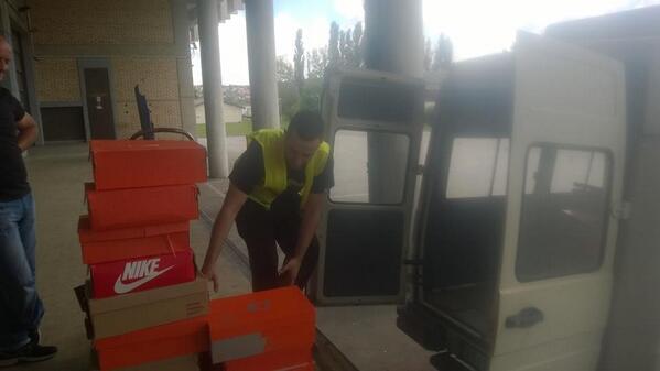 VolimoSport's tweet photo. Zajedno sa @DeltaFondacija donirane su patike Domu u Sremcici u kom je smesteno 56 porodica #poplave #DeltaHolding http://t.co/fewPSIbGTM