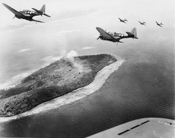 HistoriaIIGM's tweet photo. Bombarderos en picado SBD Dauntless del USS Lexington atacan la isla de Param. http://t.co/DDqpNaoRA3