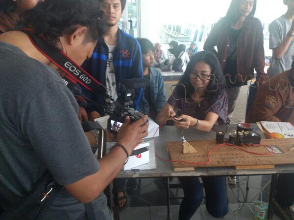 KomunitasRobot's tweet image. Anggota #KomunitasRobot @HMSK_UBL @univ_budiluhur sedang bermain WIRE GAME di #CHIPFiesta @CHIPIndonesia