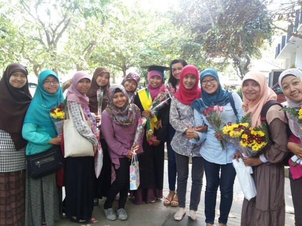 Sosek2010's tweet photo. @only_zee selamat ya zi.. Ada lagi ga nih foto2 wisudaan 2010 lainnya? Share twitter boleh loh 😁 http://t.co/P6V2XX1u8l