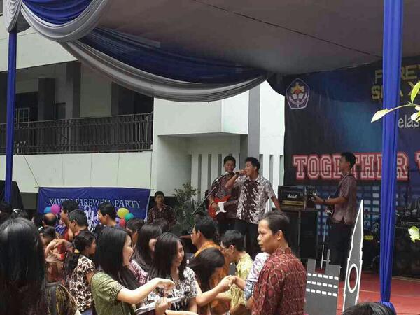 Outcast_music's tweet photo. TheOutcast tampil lagi nih d penutupan perpisahan kakak kelas 12 xvp yg lulus 100% :D http://t.co/EQe5ypxJBx