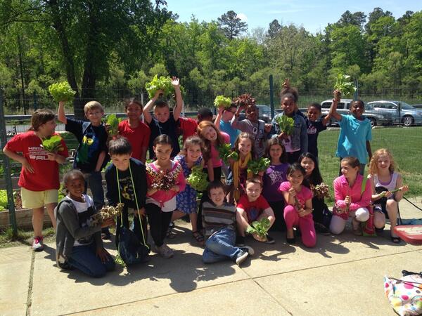 Alexis0623's tweet photo. Harvesting!!! #hessgarden #wearehess @MrsAFortune @Mrs_S_Green @DraperTech @MelLamanteer http://t.co/0kYuZqHtLZ