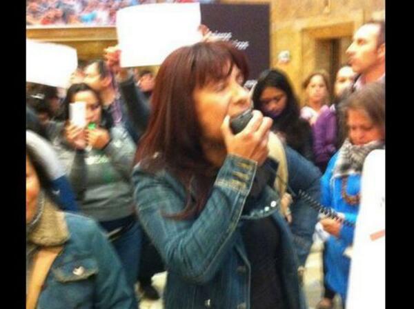 soychilecl's tweet photo. Ahora #ROXANAMIRANDA protestó en la sede central del Banco Estado en Santiago http://t.co/G1QLyN9poJ http://t.co/LY67APQYDA