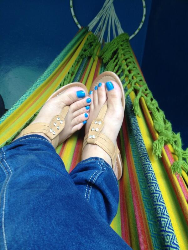 ambar_mia's tweet photo. @piesfamosaspty amigo !! De vacas saludos pies relajados 😘 http://t.co/yrVT5cCeKo