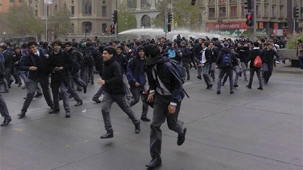 Cooperativa's tweet photo. Estudiantes se tomaron el Instituto Nacional en protesta contra la reforma http://t.co/AZUfqoT39l http://t.co/mVTQj86Ap7