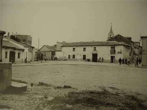 HistoriasAlcala's tweet photo. Puerta del Vado (1963) Fotografía de Baldomero Perdigón #Alcalá http://t.co/5WEuQrhmAF