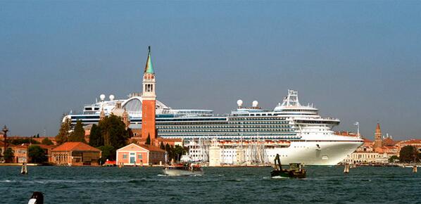 TinaPrezzi's tweet photo. #gatemtimpacto Venezia "se ahoga" ante la llegada masiva de miles de turistas diariamente. http://t.co/lS5lPL7Kou http://t.co/E70osnjWKZ