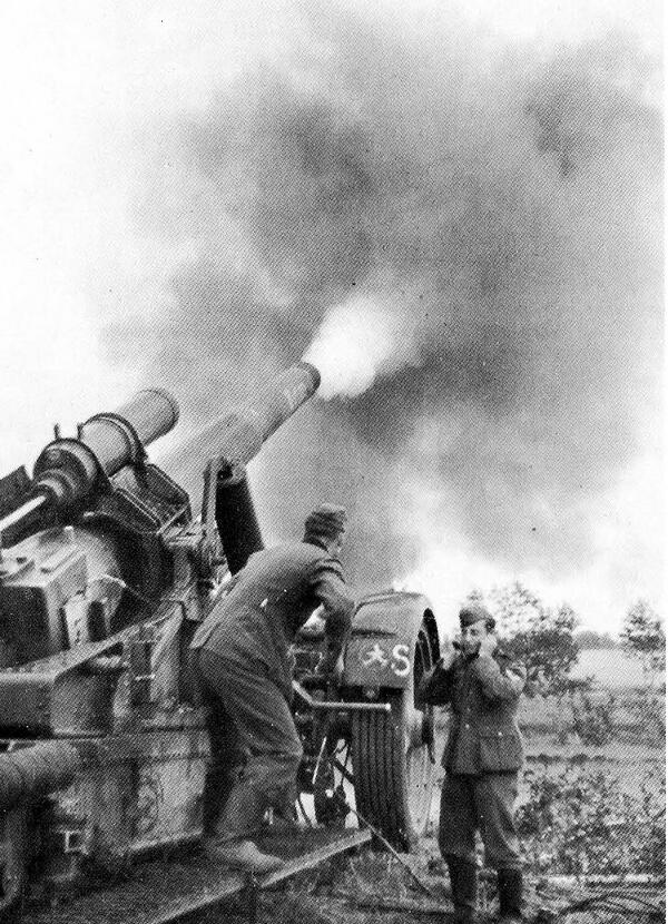 HistoriaIIGM's tweet photo. El poderoso cañon Alemán Mörser 18 de 210 mm disparando. http://t.co/44D430Sll7