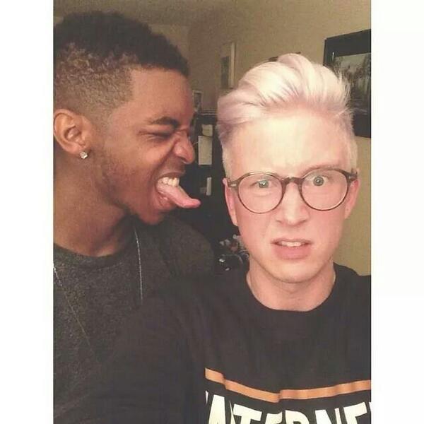 ehiimtroye's tweet photo. qUANTO PORCO DIO É BELLO! http://t.co/9sBrlvC3oh