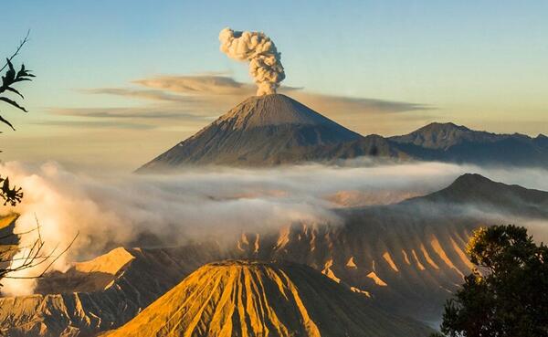 Saadal3000's tweet photo. Indonesia: sunrise over Mount Bromo in East Java http://t.co/PEntaQz1Lu
