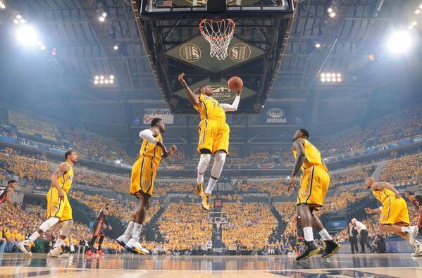 PacersClassics's tweet photo. Cool picture of tonight's game. #BeatTheHeat http://t.co/F9yb4fe86g