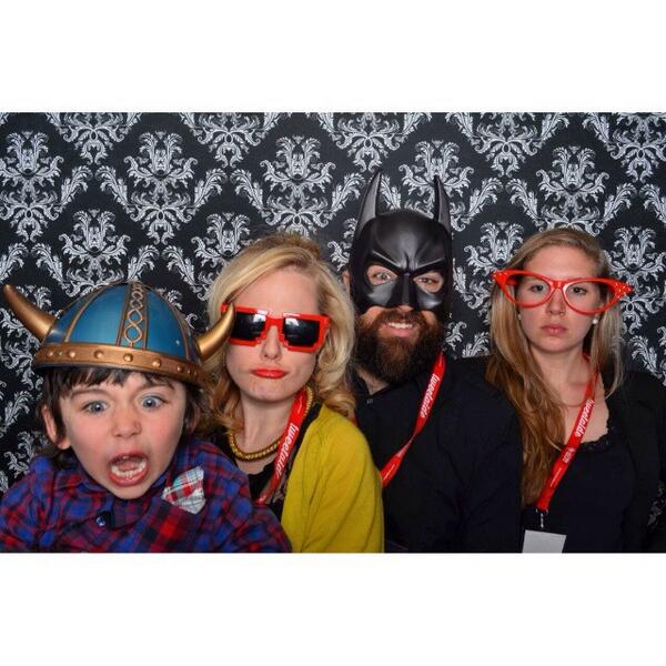Photo booth du #Tweetaide2014 avec <a href="/mariesoleildion/">Marie Soleil Dion</a> <a href="/Lea_Londero/">Lea Londero</a> et l'incroyable fiston!