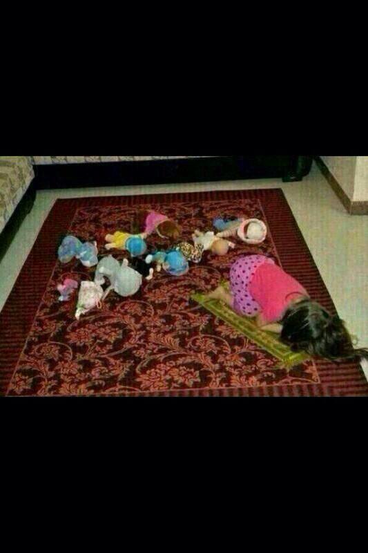 ahmad__a4's tweet photo. "z: يـاحليل اللي يصلّي بالجماعه
والـجماعه لا تصوم ولا تصلّي

شيخهم لازال في سن الرضاعه
سجّد الألعاب من باب التسلّي http://t.co/H4RqF12n7J"