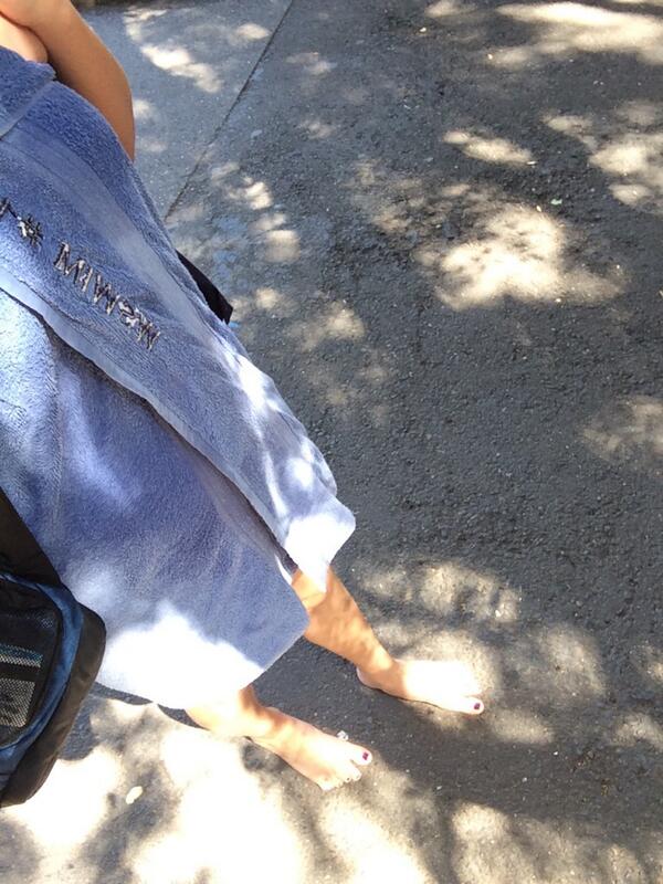 CATherineBreed_'s tweet photo. Casually walking through campus barefoot and in a towel... #totallynormal #itsberkeley http://t.co/0r6LLGb6TF