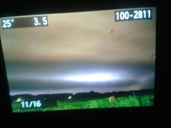 Ramonoost's tweet image. Aan de voorzijde van de buienlijn (in Vianen) zat een forse shelfcloud. Goede foto's volgen! #bowecho #onweer