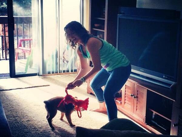 2sdaysWithRowdy's tweet photo. So excited to meet my moms' Maniac friend @brandirideout #thanksforthelobster http://t.co/9cIH0M3dwb