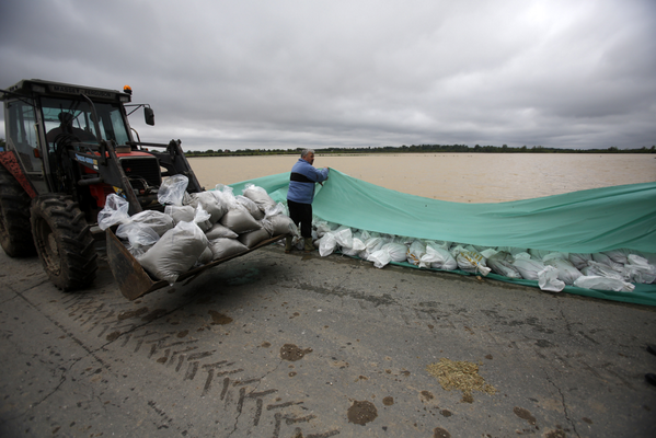 therealvlado's tweet photo. Made sand bags for 3 days #serbiafloods. Flying 2 Cannes 4 tonight's fundraiser with @Franktheagent  @SolMcAllaway http://t.co/0L79oADCAj