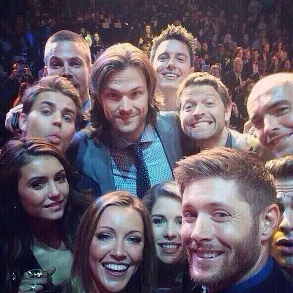cardansfolklore's tweet photo. iSSO É TORTURA SENHOR DO CEU EU TO SEM AR JENSEN, MISHA, JARED, PAUL E NINA NA MSM FOTO GNT EU TO PASSANDO MAL http://t.co/DV1WhaX4qP