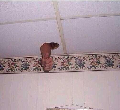 — Hijo, baja a saludar, tenemos visita.

—