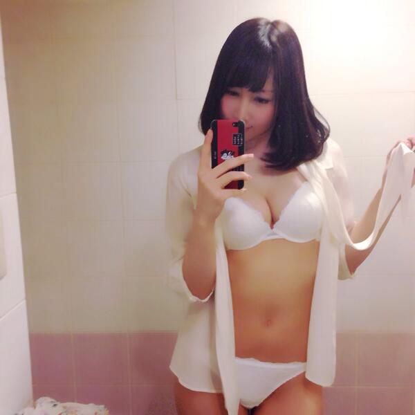 自撮りをしている吉田早希の水着画像