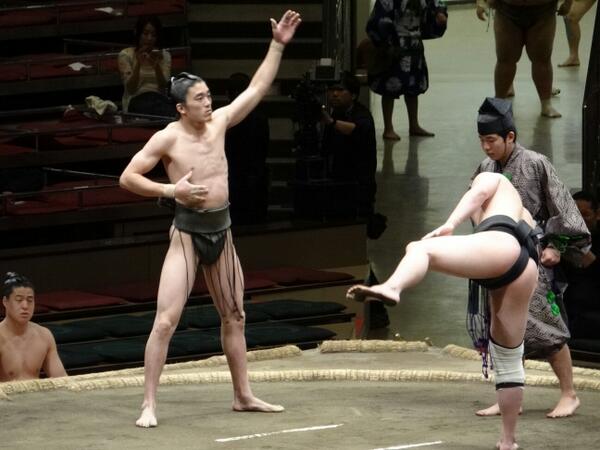 <11日目の様子>序二段取組。軽量力士同士の対戦。光源治(ひかるげんじ、69キロ)と力山(ちからやま、88キロ)。#sumo