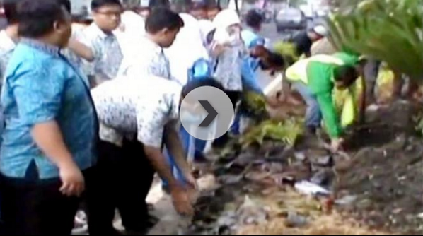 liputan6dotcom's tweet photo. #EditorsChoice Video: Menanam Bunga di Taman Bungkul Sebagai Wujud Perayaan Kelulusan http://t.co/VSfILMu64l http://t.co/BmOyBhsQ4R