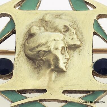 #Detail #foto uniek #juweel Deux Femmes v R. #Lalique te zien in Lalique #Museum #Doesburg. <a href="/totzondag/">totzondag</a> @kunstpers