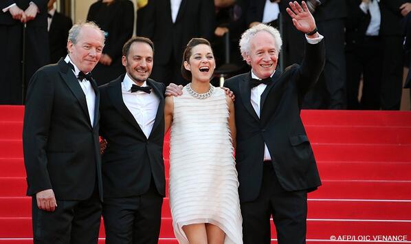 WBImagesBE's tweet photo. The Dardenne brothers, Marion Cotillard and @fabriziorongion radiating happiness yesterday in #Cannes2014 ! #CannesBe http://t.co/R63gKHfqtC