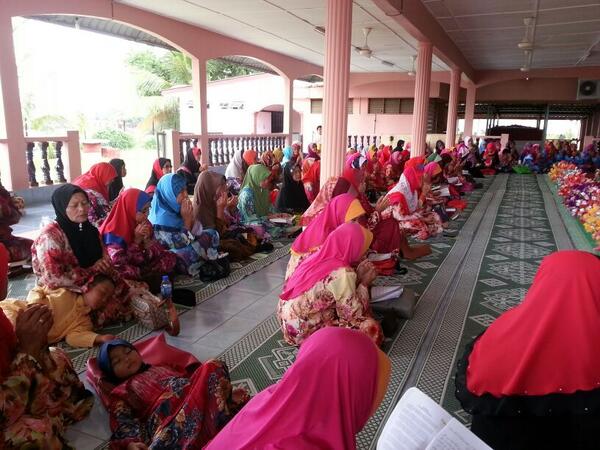 Lebih 250 hadir Majlis Khatam AlQuran Wanita Sembrong "1 Bulan 1 Juz" <a href="/HishammuddinH2O/">Hishammuddin Hussein 🇲🇾</a> <a href="/ShahrizatJalil/">Shahrizat Jalil</a> <a href="/linasembrong/">Noraslina DZA</a>