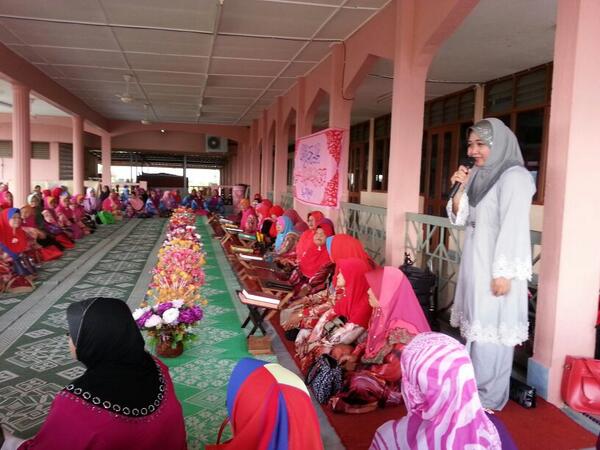 KW <a href="/linasembrong/">Noraslina DZA</a> beri ucapan d Majlis Khatam AlQuran "1 Bulan 1 Juz" d Sembrong.. <a href="/HishammuddinH2O/">Hishammuddin Hussein 🇲🇾</a> <a href="/ShahrizatJalil/">Shahrizat Jalil</a>