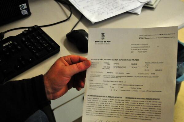 Farodevigo's tweet photo. Un vilagarciano recibe una multa de 100€ por girar 45 grados la cabeza al tiempo que conducía  http://t.co/Evgt8KObas http://t.co/vWPVPzkbie