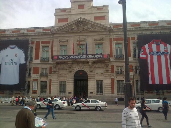 CorazonMadrid_'s tweet photo. Puerta del Sol, Madrid: Comunidad #ChampionsLeague ! Que gane el mejor! #RealMadrid #AtleticoDeMadrid http://t.co/ekg4AoRxGP