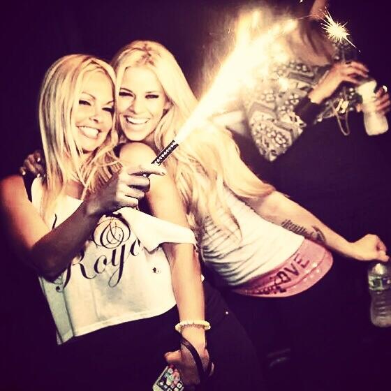 I love this picture! Such a fun night (: @jessejane @MakeupbyMarlo http://t.co/MlWbIOFslm<a class="tags" target="_blank" title="On Twitter" href="/?out=eyJ0eXAiOiJKV1QiLCJhbGciOiJIUzUxMiJ9.eyJpYXQiOjE3MjA5NTY5NTMsImlzcyI6InR3cG9ybnN0YXJzLmNvbSIsIm5iZiI6MTcyMDk1Njk1MywiZXhwIjoxNzUyNDkyOTUzLCJyZWRpcmVjdF91cmwiOiJodHRwczovL3R3aXR0ZXIuY29tL2plc3NlamFuZSJ9.yhk6tykg54MBboweOLaKMAnpmsDZ5-94tibNXq_QxDaFowt_pay-snY0NEDoAMzTLcSyJmsEvPj-upEC6NATrg">@jessejane</a><a href="/tag/bubblebath"class="tags"><span>#bubblebath</span></a><a href="/tag/siberianhusky"class="tags"><span>#siberianhusky</span></a>