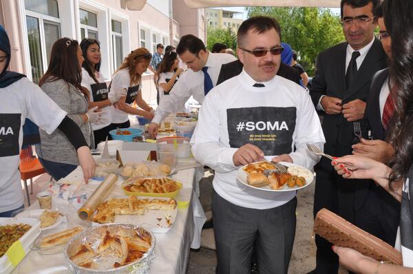 Rektörümüz, Soma için düzenlenen kermesten de alışveriş yaparak, bağışta bulundu.
