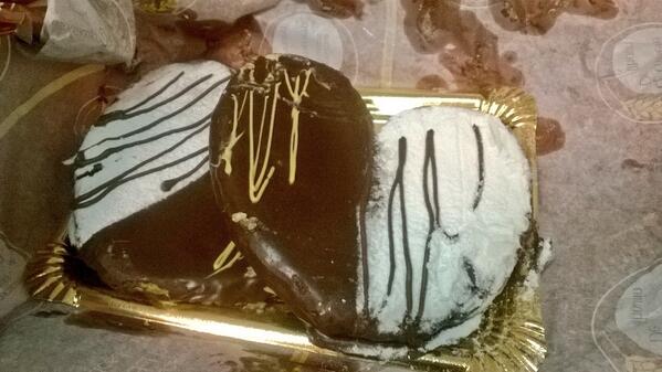 brunii9's tweet photo. Así empiezo celebrando mis 21 gracias a las pencas de @94mariae y @paulaaro8 #mequierenvergorda#loselosabemos😊😊 http://t.co/rFhVdCzyyC