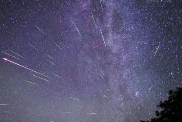 cienciaplus's tweet photo. Anuncian para este sábado una intensa #lluviadeestrellas nunca vista antes
http://t.co/b8nJdn5KVk http://t.co/v96OguzrNY