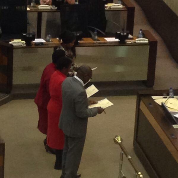 GautengANC's tweet photo. Finally, Cde's @David_Makhura & @NMekgwe taking that all important oath to serve & lead Gauteng #GPL #GPpremier http://t.co/VfGZtI7dGg