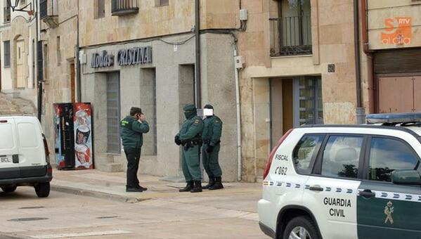 SArtvALDIA's tweet photo. Redada de la Guardia Civil en dos bajos comerciales contra la falsificación de ropa  http://t.co/VhpxwwOLTJ http://t.co/oPEG8i3zUN