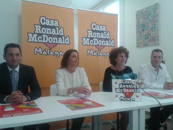 Con <a href="/fjpomares/">Paco Pomares</a> <a href="/MarTorresCasado/">Mar Torres</a> <a href="/mjquevedo70/">Naranja Naranja</a> en presentación Jornada de Brazos abiertos en @CasaRMcDMalaga 24 de mayo