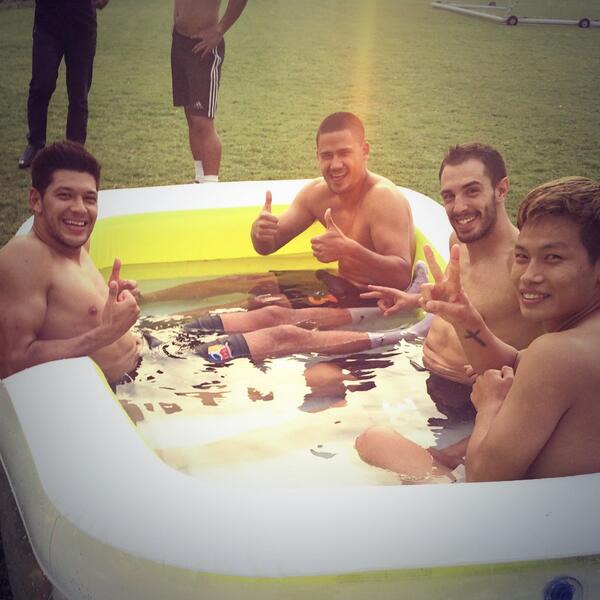 GrahamCaygill's tweet photo. Ice bath after @MeralcoSparks training with @MatthewHartmann, @7Lee0 &amp; @JoaquinCG3 #UFL #Football #Soccer #Ballers http://t.co/4a5ikJyrSP