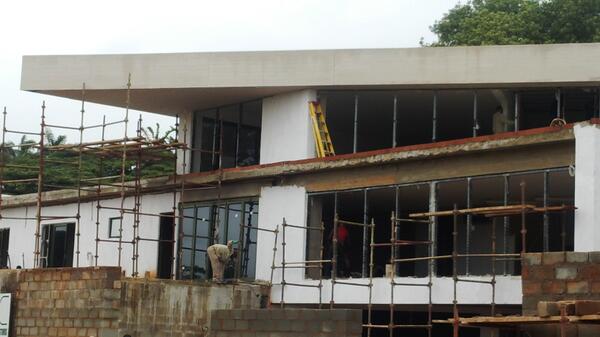 Image_SS's tweet image. Covering cantilever due to bad concrete work with exterior bulkhead. #straightlines #bulkheads #architecture #design