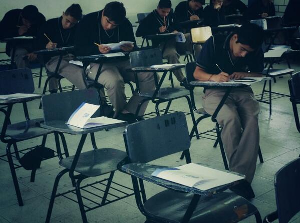 fervahu's tweet photo. - ¿ Y si le dejo el examen, me voy y mañana contesto lo que me falta? http://t.co/bxt7r6AyIq